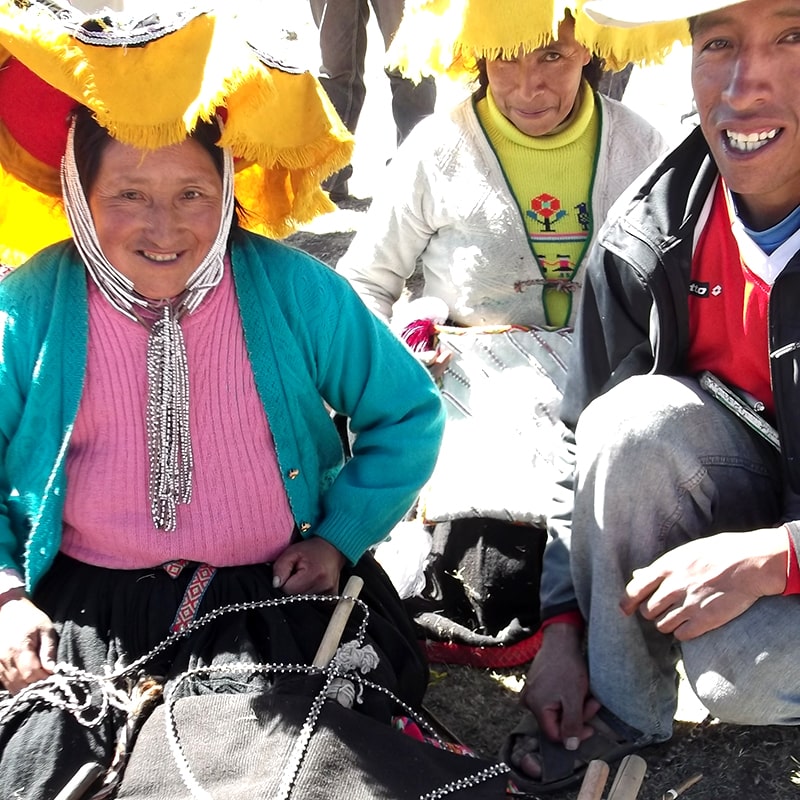 Comunidad-tejedora-de-cojin-huaraca-